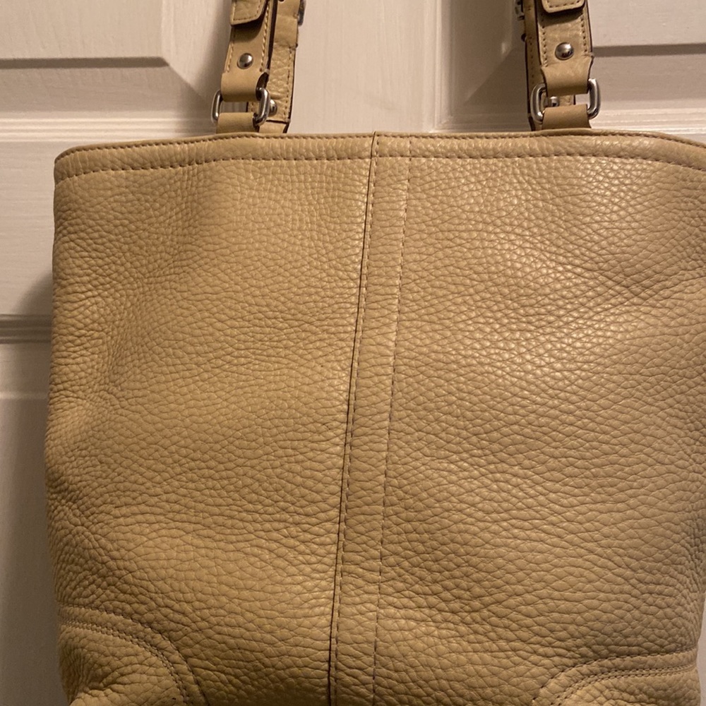 Coach pebbled leather shoulder bag EUC - Picture 8 of 11